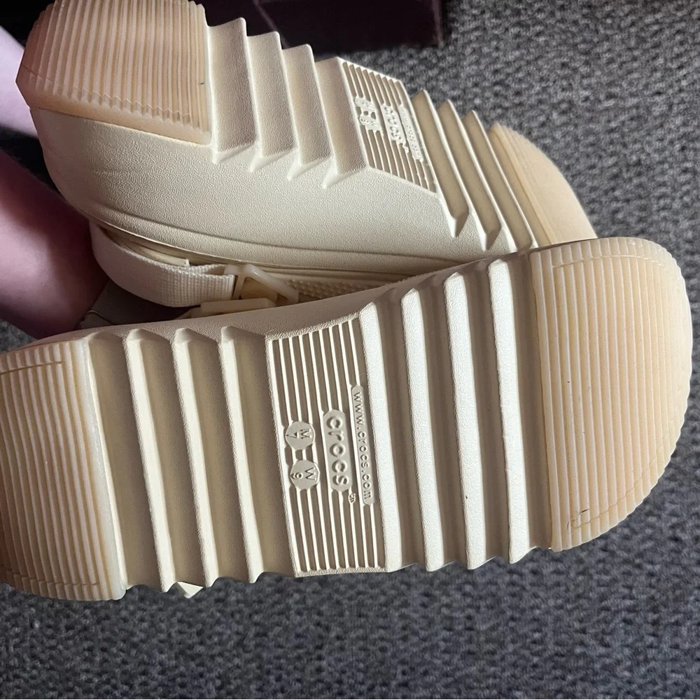 🆕Womens Size 9 Crocs Classic Hiker Escape Clogs - Cream - Picture 9 of 12